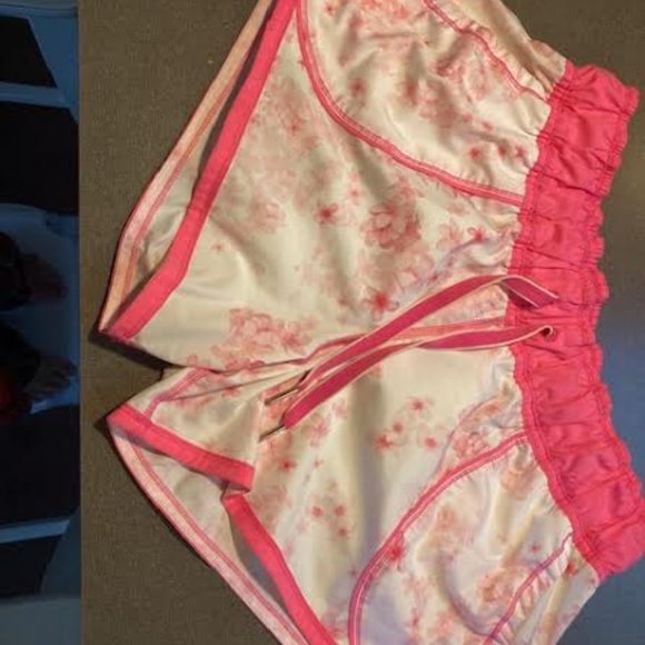 Women's Large Pink Floral Lululeman Shorts - Picture 1 of 2